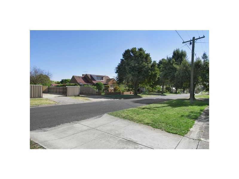 1/2 Bayview Parade, Hamlyn Heights VIC 3215