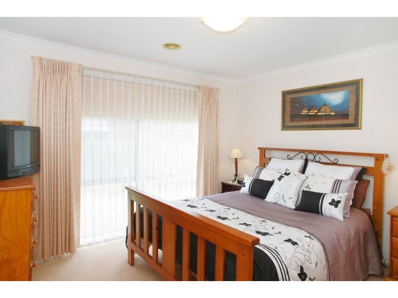 6 Nanworen Crescent, Bell Park VIC 3215