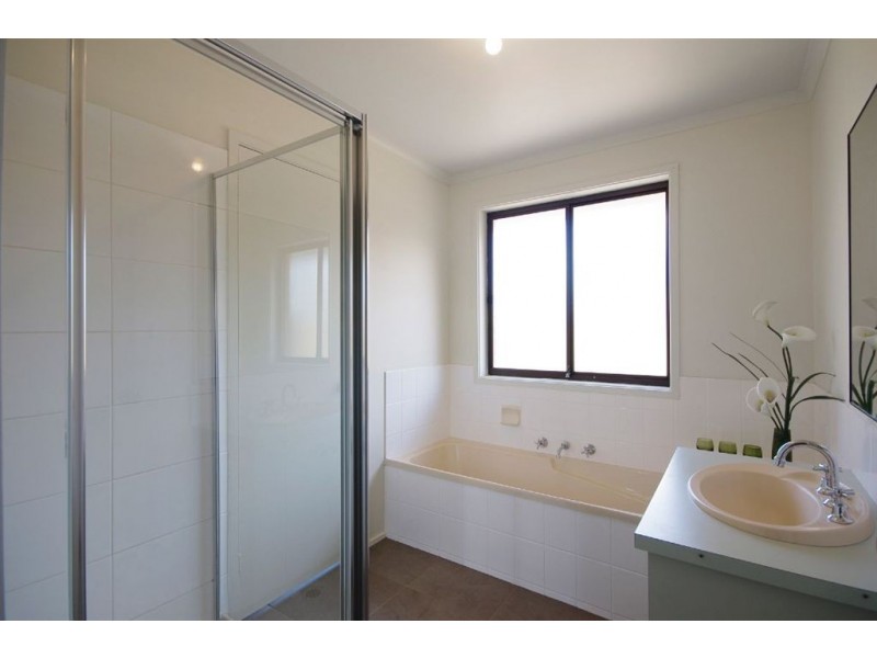 1/4 Karlovac Court, Bell Park VIC 3215