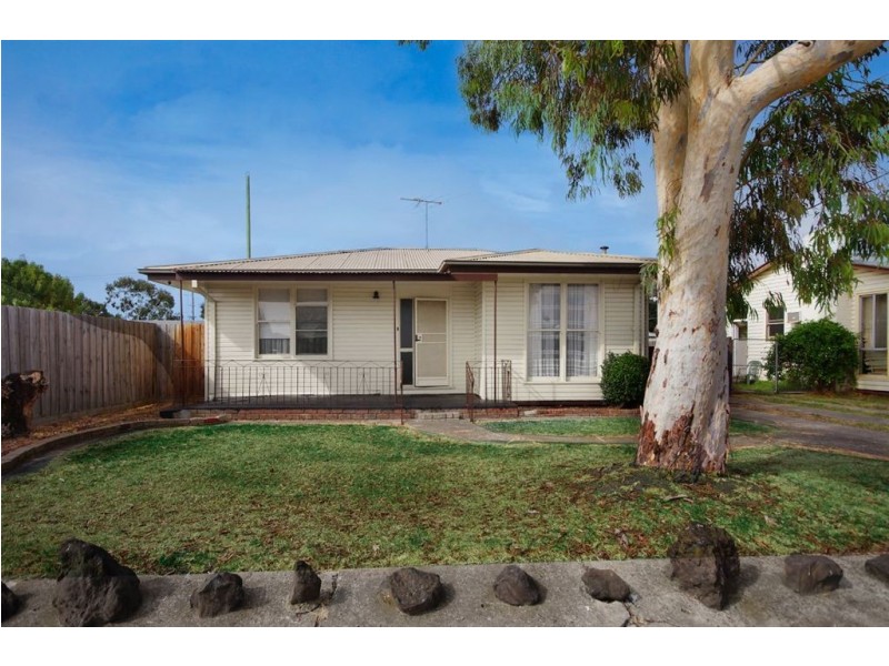 1 Kestrel Court, Norlane VIC 3214