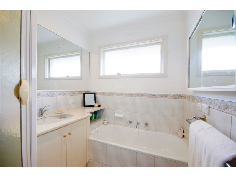 27 Hennessy Avenue, Herne Hill VIC 3218