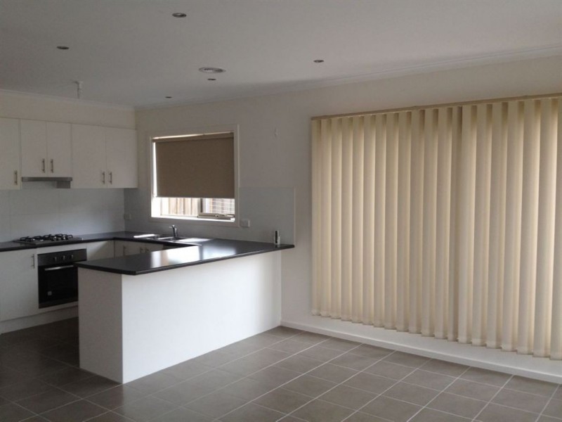 2/18 June Avenue, Hamlyn Heights VIC 3215