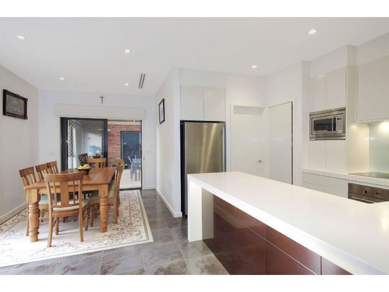 1 B Pine Avenue, North Shore VIC 3214
