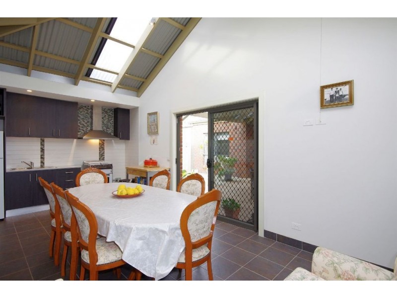 1 B Pine Avenue, North Shore VIC 3214