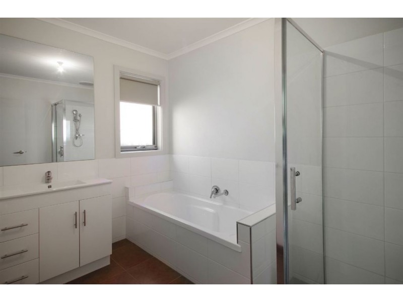 2/4 Karlovac Court, Bell Park VIC 3215