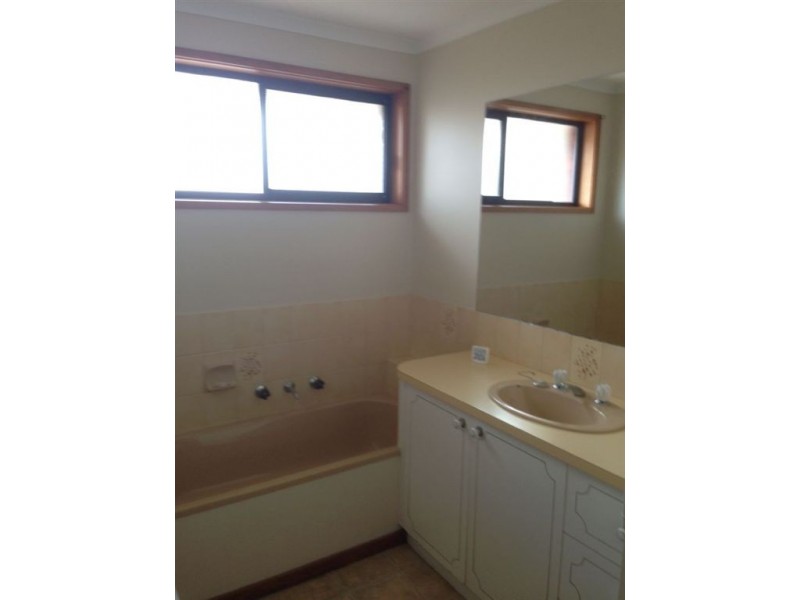 2/12 Rosemont Crescent, Bell Post Hill VIC 3215