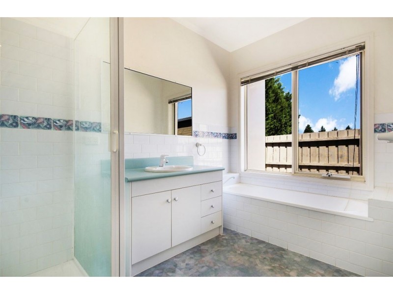 1 McQuinn Close, Lovely Banks VIC 3221