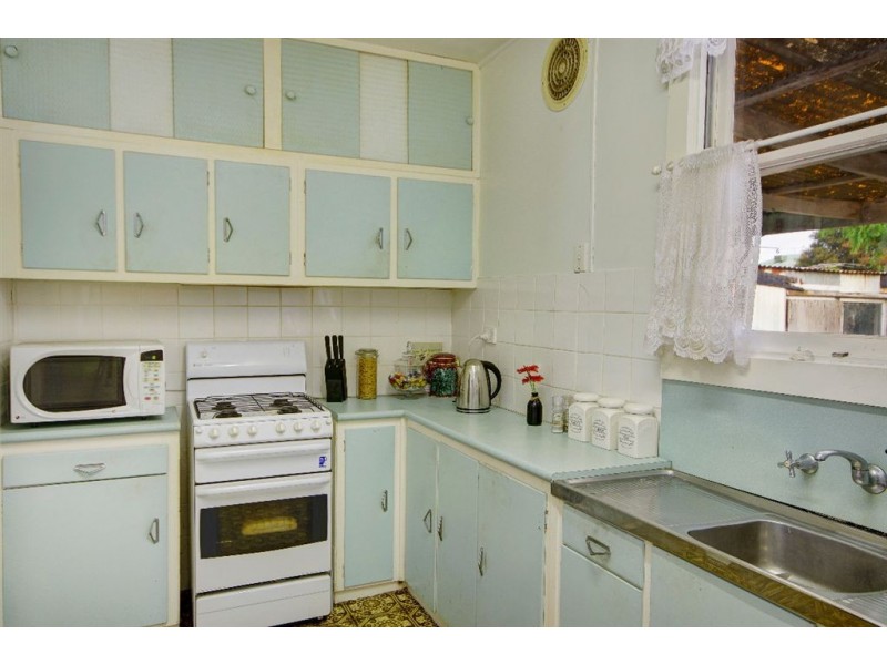 4 Myrtle Grove, North Shore VIC 3214