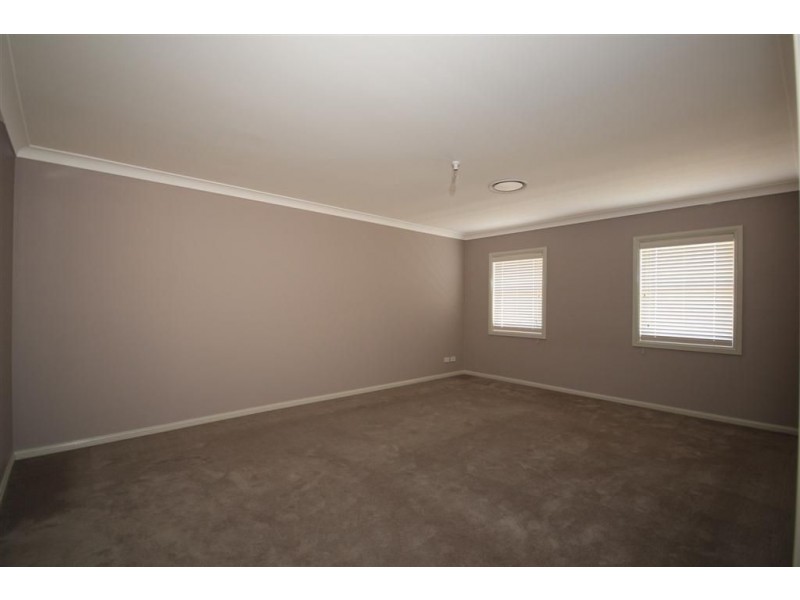 14 Rheinbergers Circuit, Elderslie NSW 2570