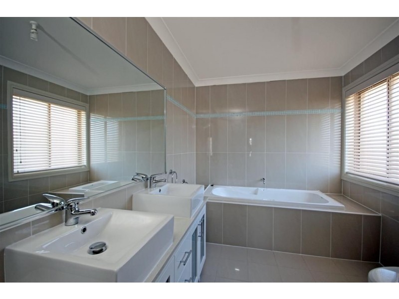 14 Rheinbergers Circuit, Elderslie NSW 2570