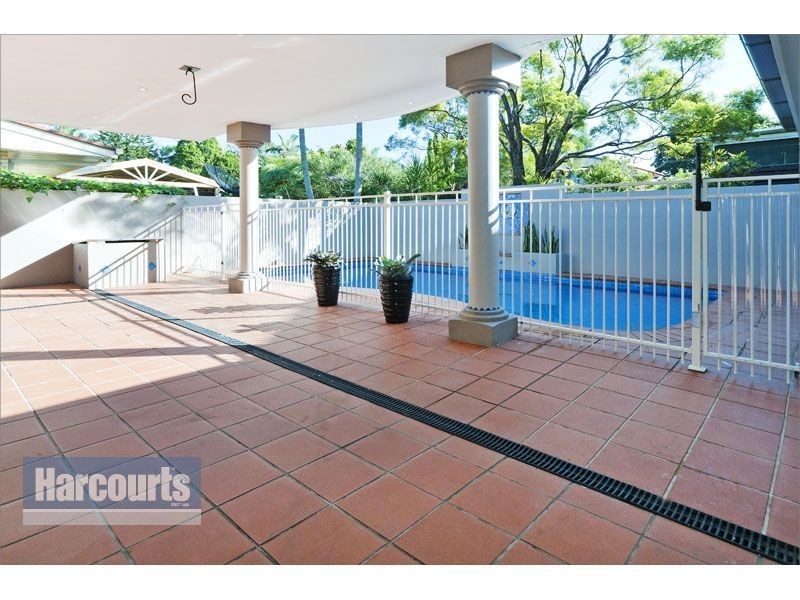 1 Cornell Street, Robertson QLD 4109
