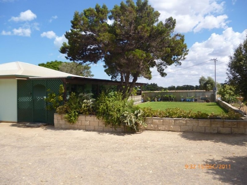 101 Hall Road, Waggrakine WA 6530