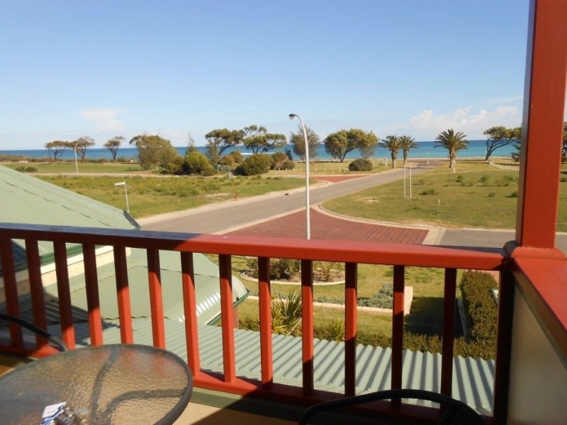 2 WAVE CREST Circle, Drummond Cove WA 6532