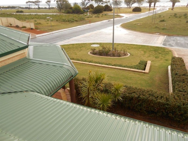 2 WAVE CREST Circle, Drummond Cove WA 6532