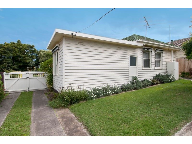 17 Bellarine Highway, Newcomb VIC 3219