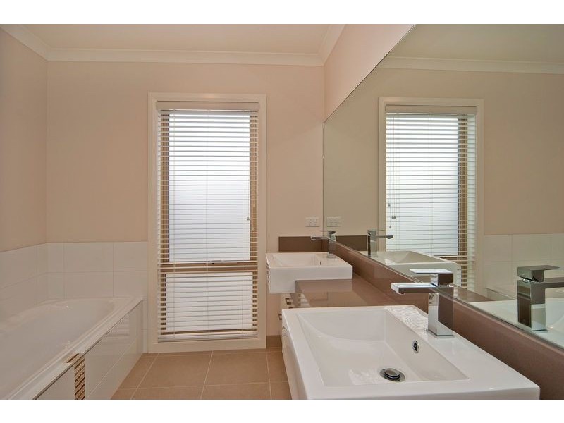 2/7 Mandela Court, St Albans Park VIC 3219