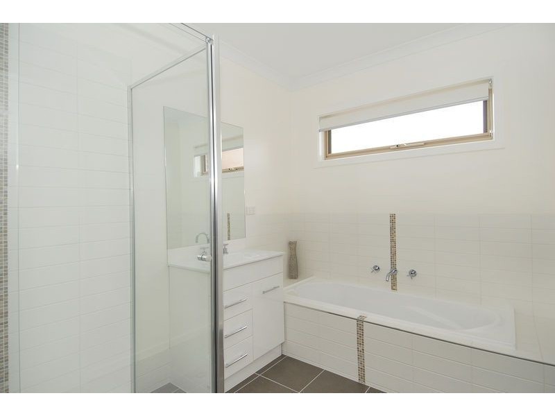 2/5 Emilija Court, Marshall VIC 3216