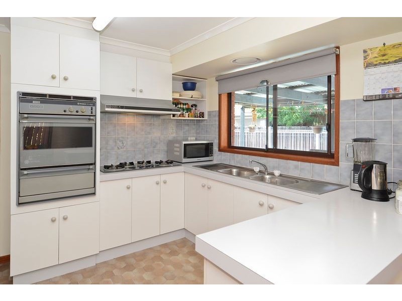 9 Paramount Crescent, St Albans Park VIC 3219