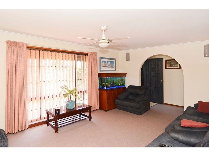 9 Paramount Crescent, St Albans Park VIC 3219