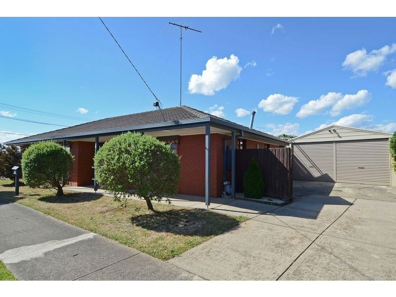 9 Paramount Crescent, St Albans Park VIC 3219