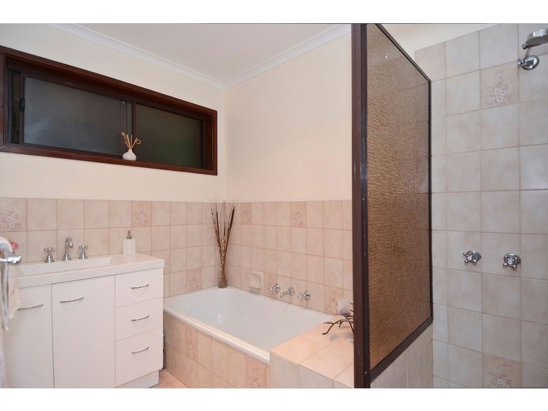 42 Enfield Drive, St Albans Park VIC 3219