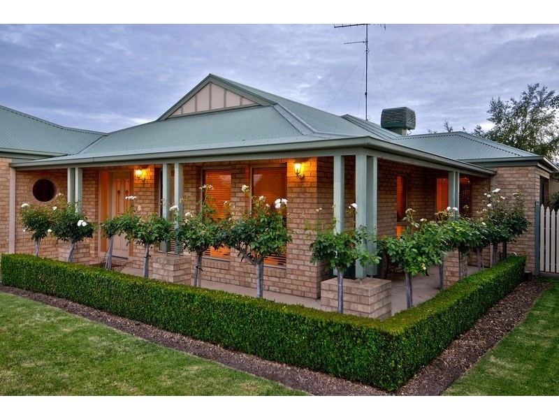 18 Paratone Crescent, St Albans Park VIC 3219