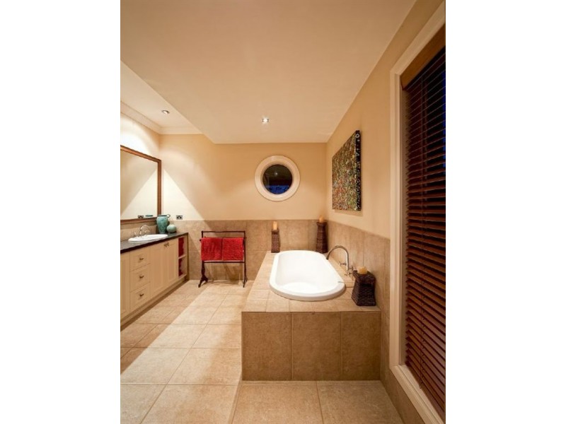 8 Fleurs Lane, Batesford VIC 3221