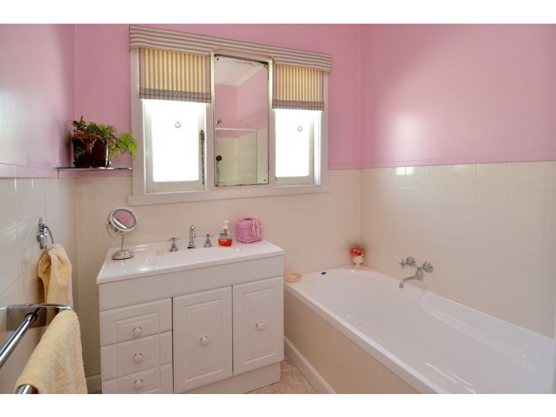 8 Bellarine Hwy, Newcomb VIC 3219