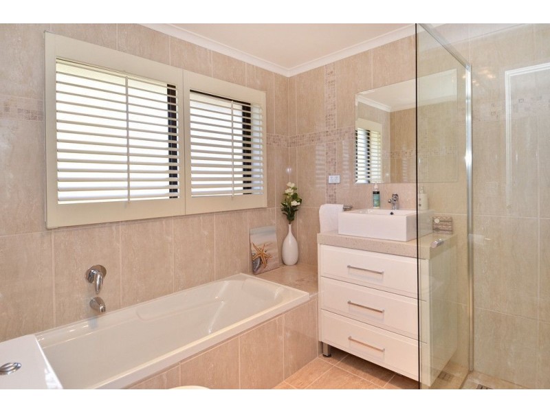 6 Alkoomi AVe, Hamlyn Heights VIC 3215