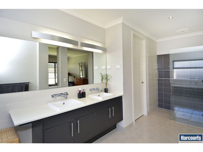 8 Newhaven Avenue, St Albans Park VIC 3219