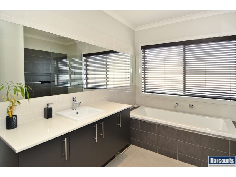 8 Newhaven Avenue, St Albans Park VIC 3219