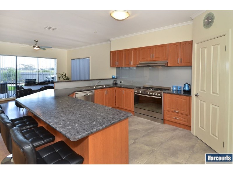 10-11 Cedarwood Crt, St Albans Park VIC 3219