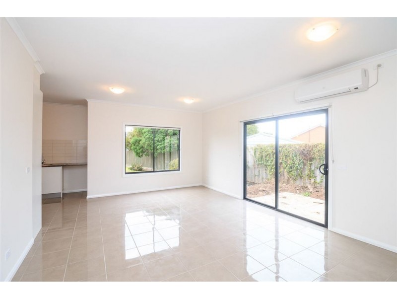 3/7 Saturn St, Newcomb VIC 3219