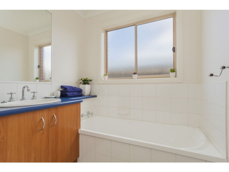 29 Helmer Crescent, East Geelong VIC 3219