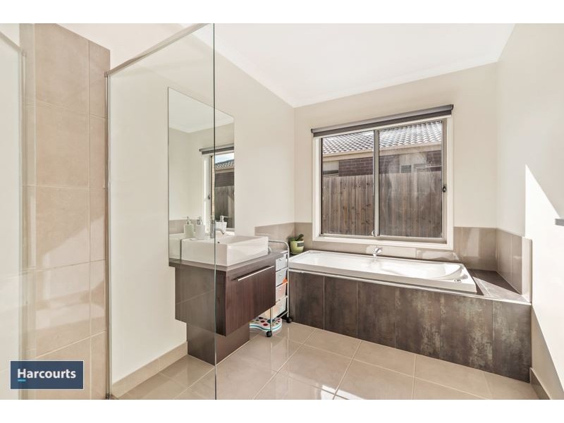 23 Yeoman Crescent, Leopold VIC 3224