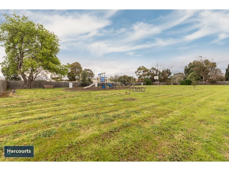 9 Hinchcliff Crescent, Newcomb VIC 3219