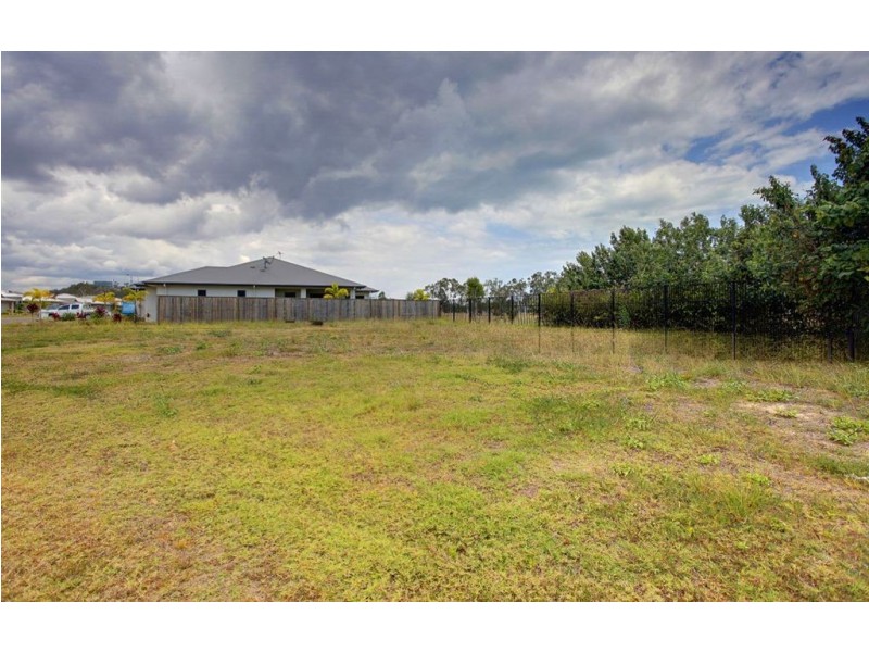 6 Hillock Crescent, Bushland Beach QLD 4818