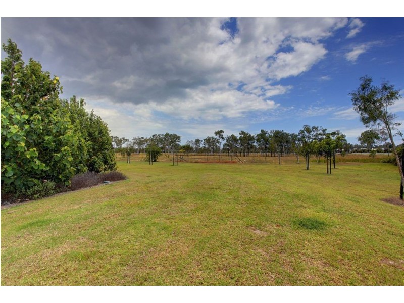 6 Hillock Crescent, Bushland Beach QLD 4818