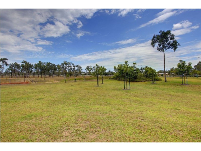 6 Hillock Crescent, Bushland Beach QLD 4818