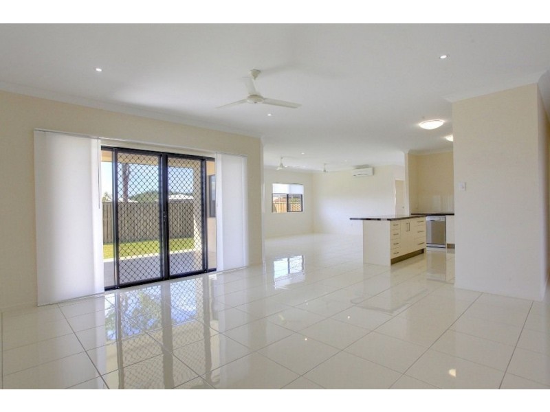 2 Rattray Street, Bushland Beach QLD 4818