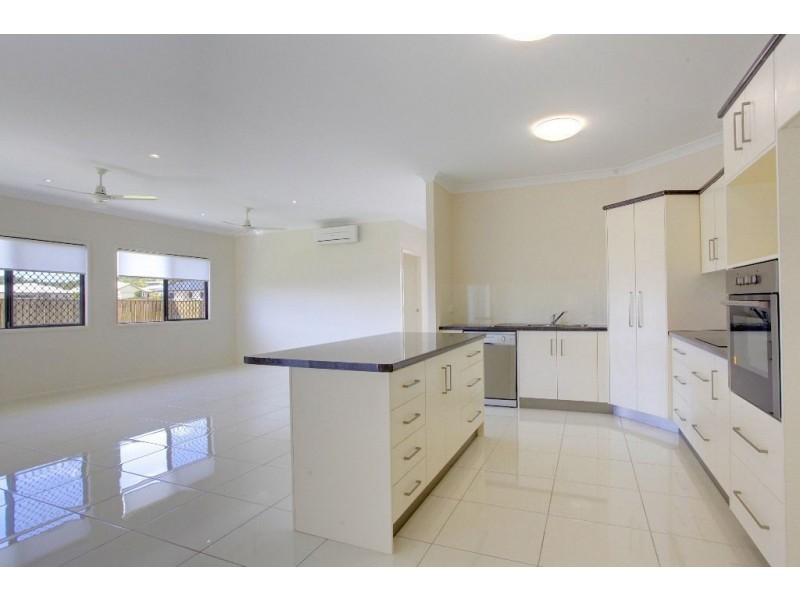 2 Rattray Street, Bushland Beach QLD 4818