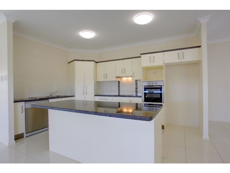 2 Rattray Street, Bushland Beach QLD 4818