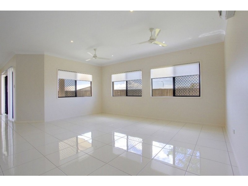 2 Rattray Street, Bushland Beach QLD 4818