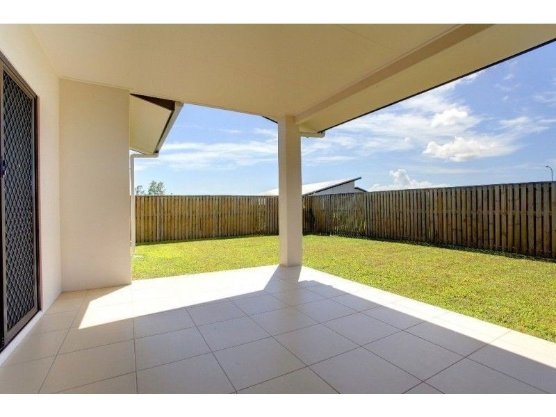 2 Rattray Street, Bushland Beach QLD 4818