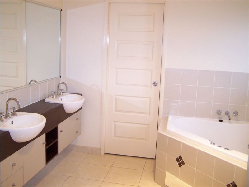 18 Eungella court, Bushland Beach QLD 4818