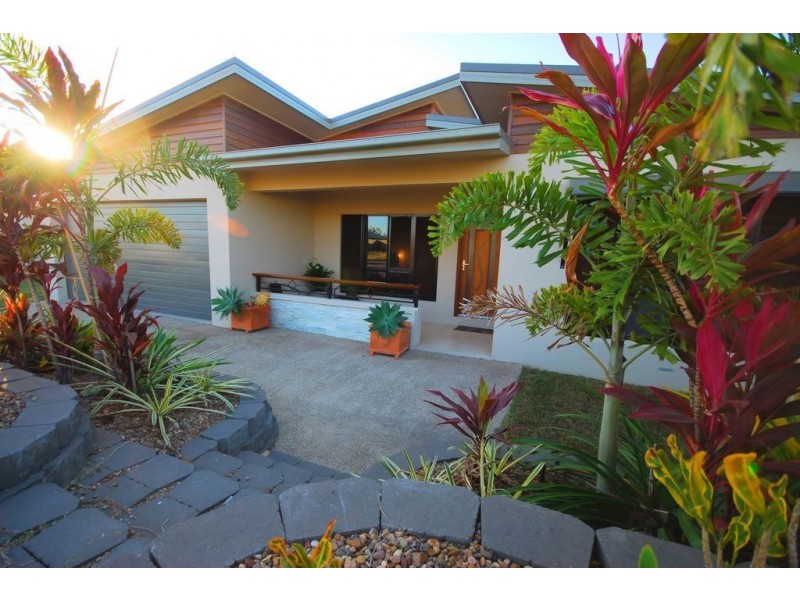 32 Hillock Crescent, Bushland Beach QLD 4818