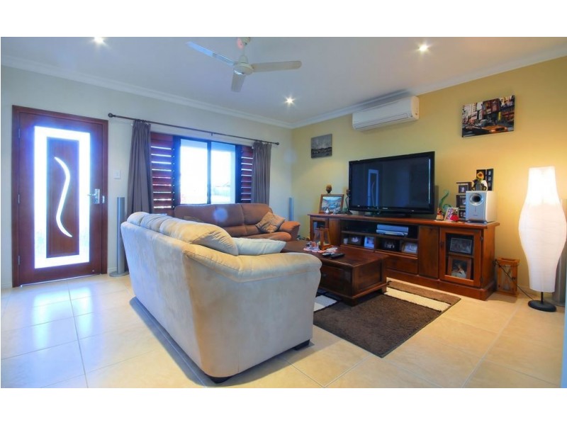 32 Hillock Crescent, Bushland Beach QLD 4818