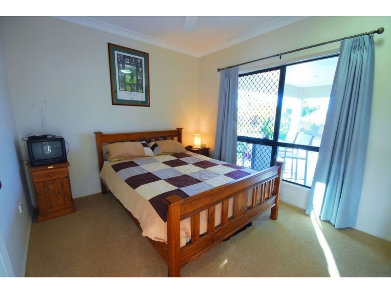 32 Hillock Crescent, Bushland Beach QLD 4818