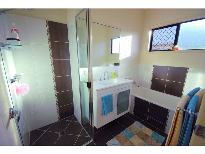 32 Hillock Crescent, Bushland Beach QLD 4818