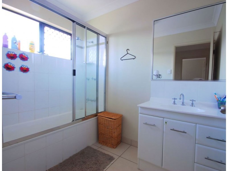 8 Coolaree Drive, Bushland Beach QLD 4818